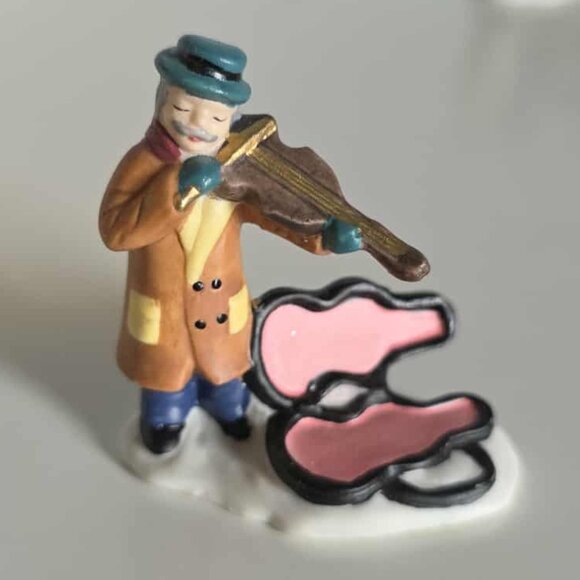 🎀SALE 🎀EUC Christmas Village Porcelain Figurines Set of 8 - Picture 7 of 9